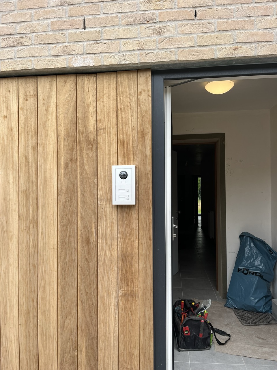 video deurbel geïnstalleerd op houten gevel door elektricien Electro Pacco in Zedelgem