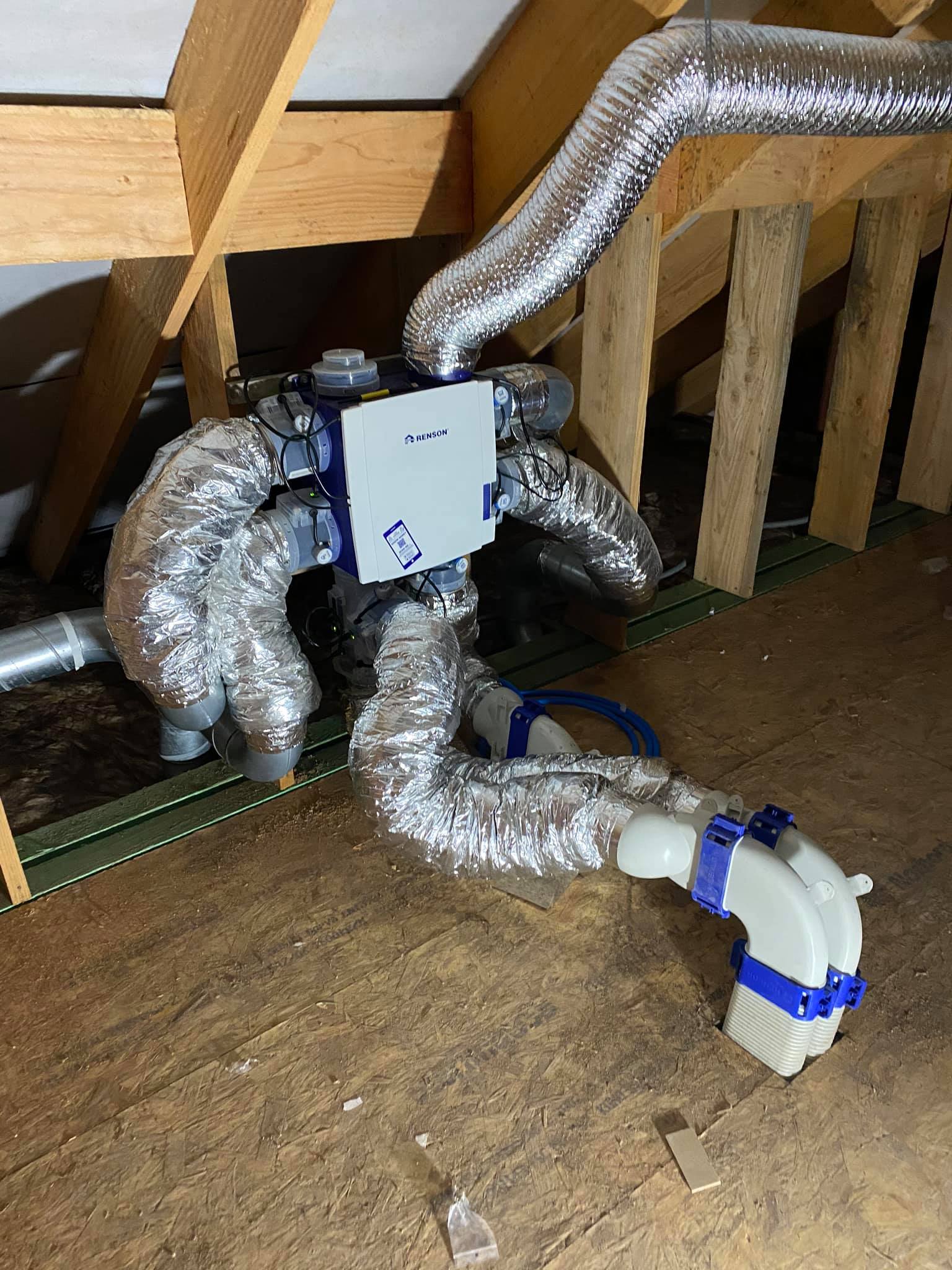 ventilatiesysteem met flexibele aluminium buizen geïnstalleerd in zolder geïnstalleerd door electro pacco
