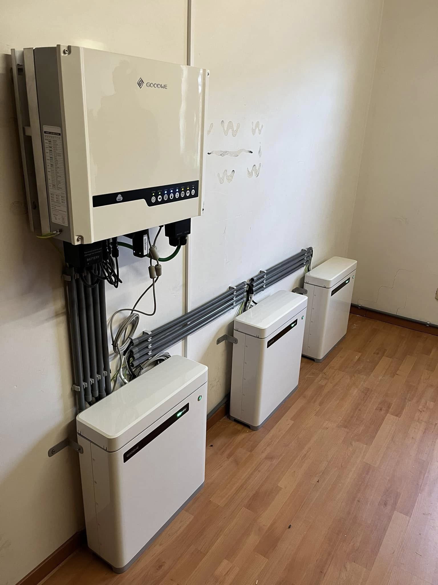 goedwe omvormer en batterijopslag geïnstalleerd door elektrotechnieker electro pacco in zedelgem