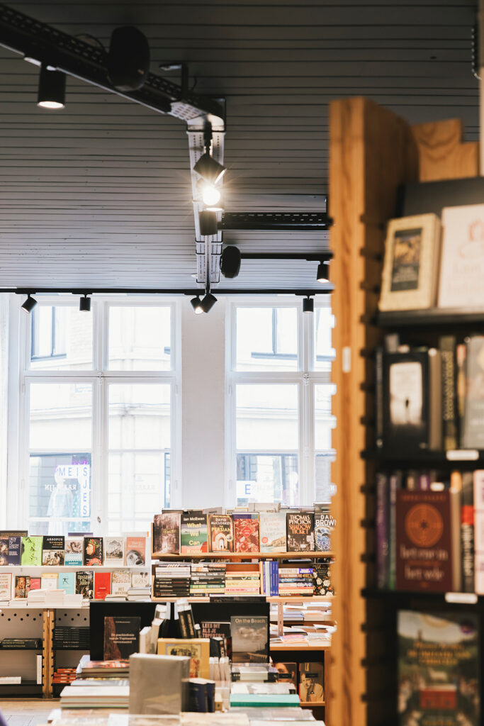 verlichting en stopcontacten in een boekwinkel met grote ramen en boekenplanken