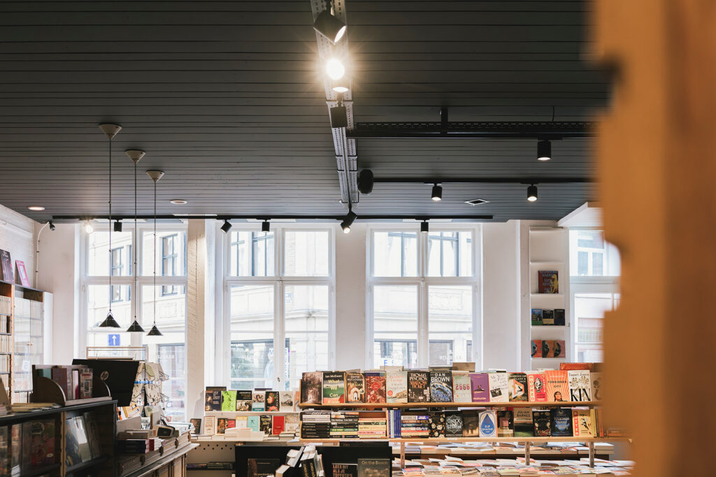 winkelinterieur met moderne verlichting en boekenrekken in een boekhandel