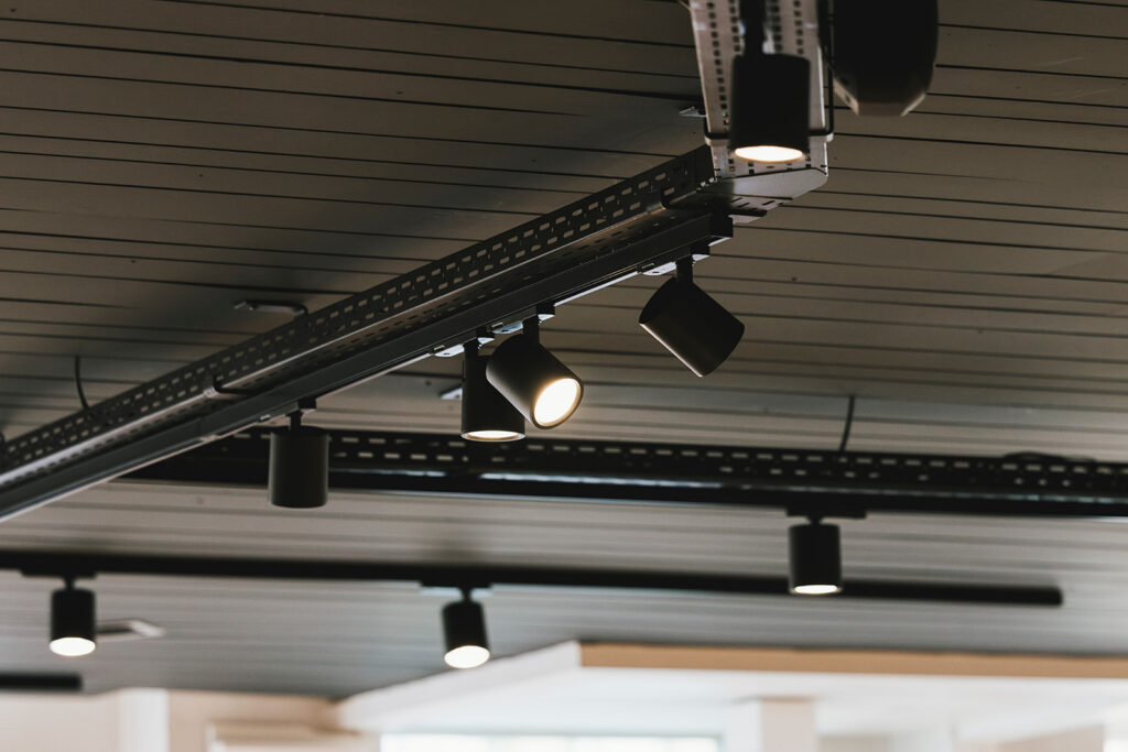verlichte zwarte spots aan het plafond in moderne kantoorruimte door electro pacco