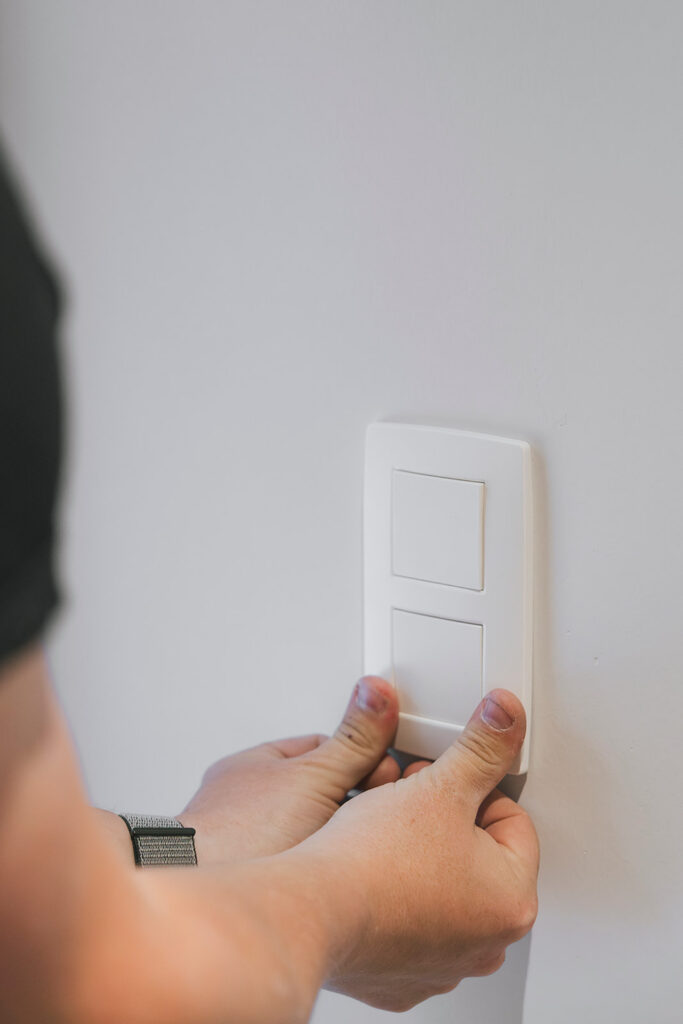 handen installeren witte dubbele lichtschakelaar in muur elektro pacco in zedelgem