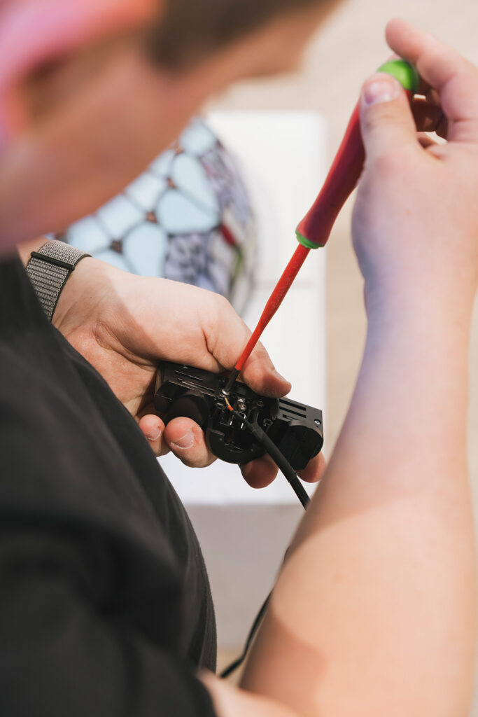 elektricien van electro pacco uit zedelgem repareert elektriciteit met schroevendraaier