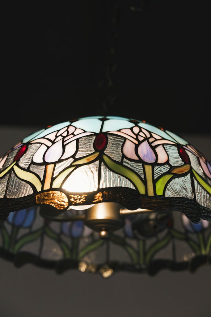 kunstzinnige glas-in-lood hanglamp met bloemmotief verlicht interieur door electro Pacco in zedelgem