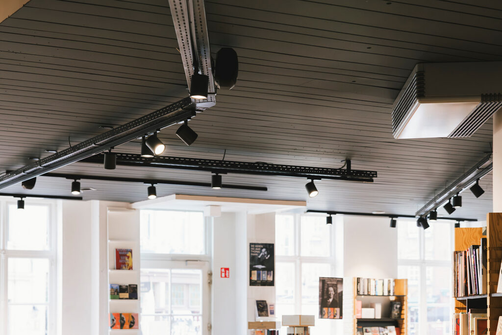 moderne verlichting en elektrische installaties aan plafond in winkelruimte door Electro Pacco