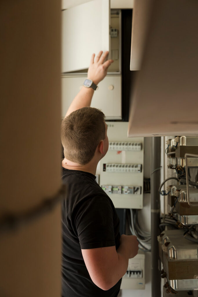 elektricien van electro pacco opent elektriciteitskast voor controle en onderhoud