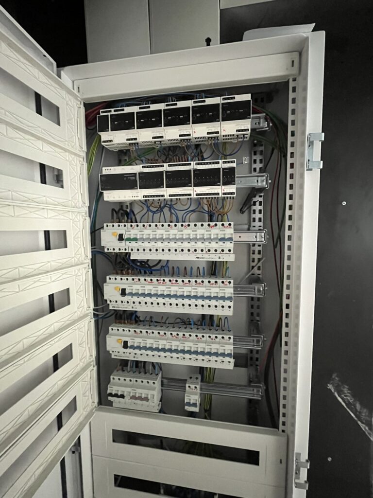 elektrische verdeelkast met schakelaars en zekeringen door electro pacco in sedelgem