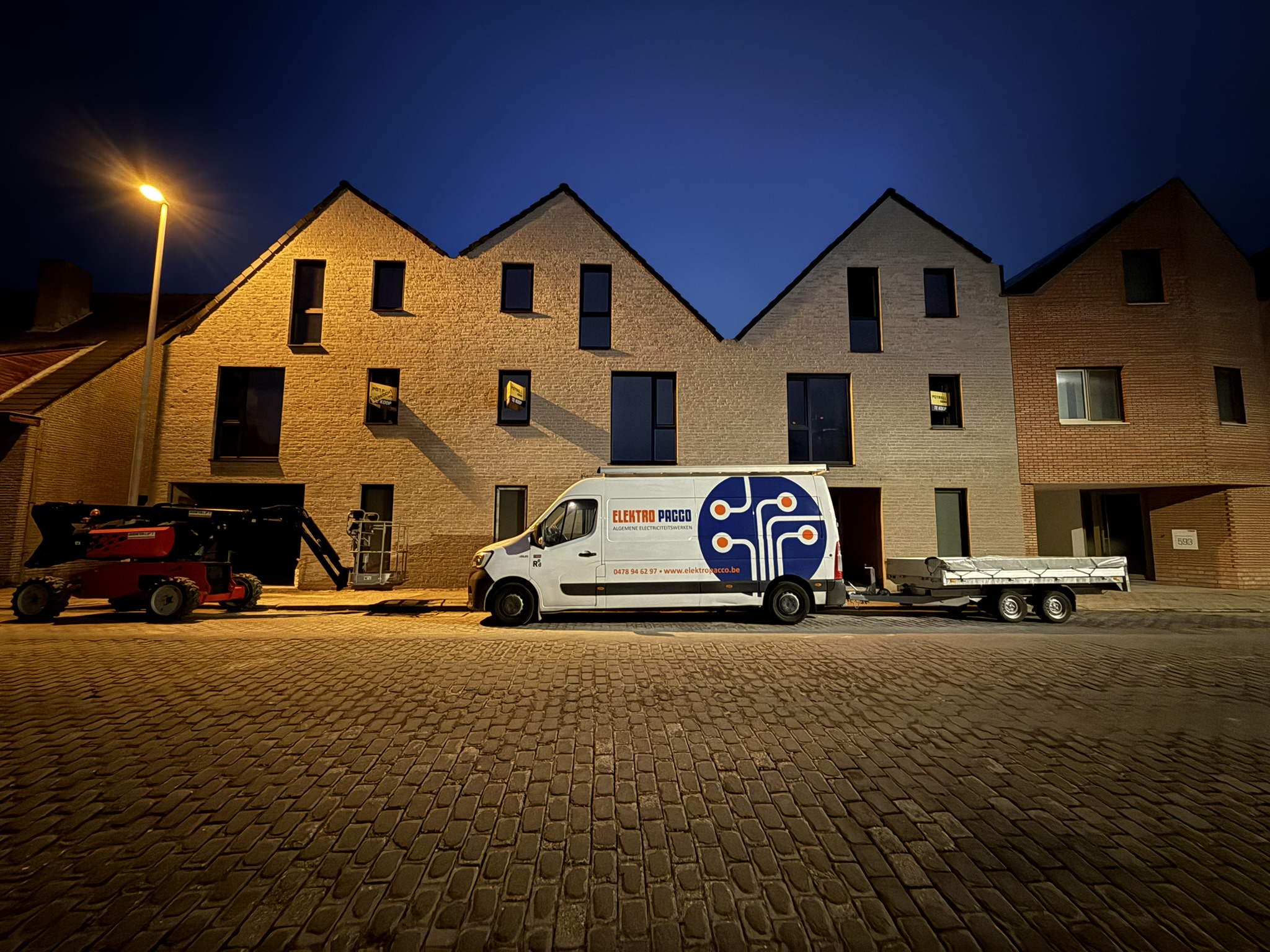elektro pacco bestelwagen en werfvoertuig voor nieuwbouwwoningen in avondlicht in zedelgem