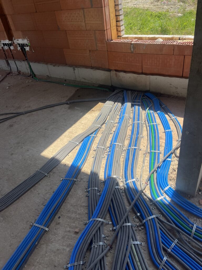elektriciteitsbuizen en kabelgoten op bouwplaats klaar voor installatie door electro pacco